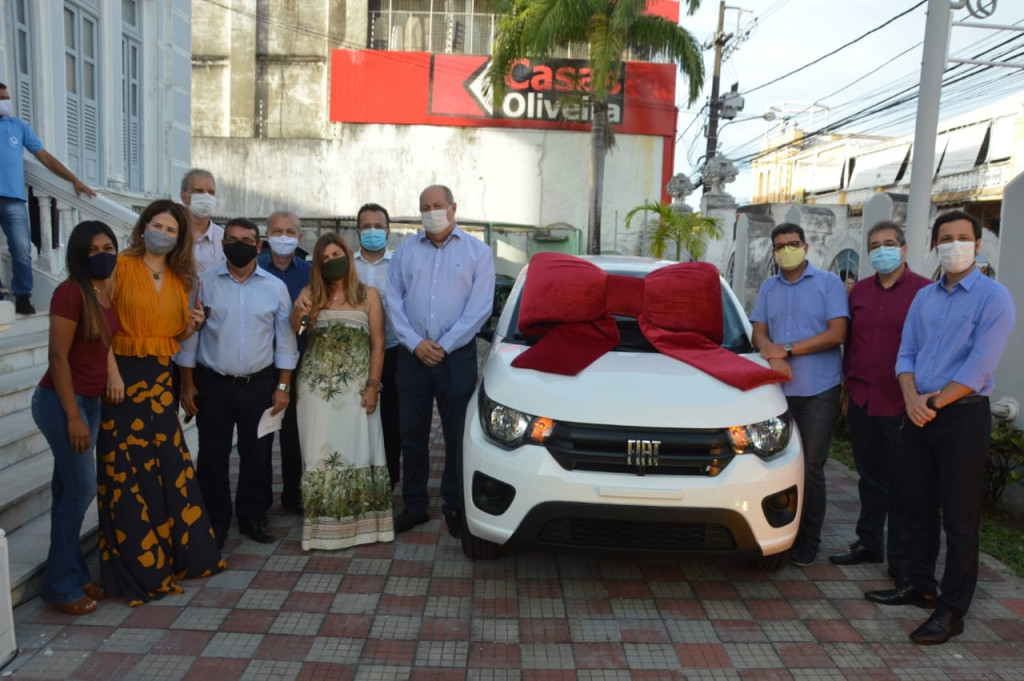 Acese entrega chaves de carro zero para cliente premiada